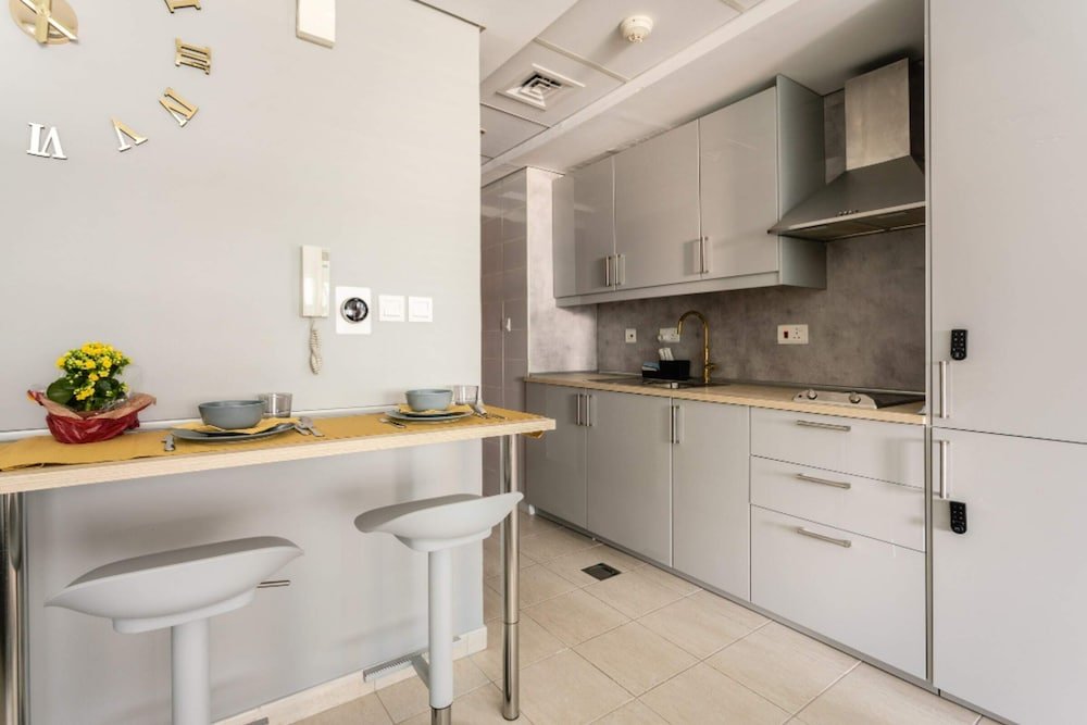 Дубай: Family Studio Steps Away From the Metro
