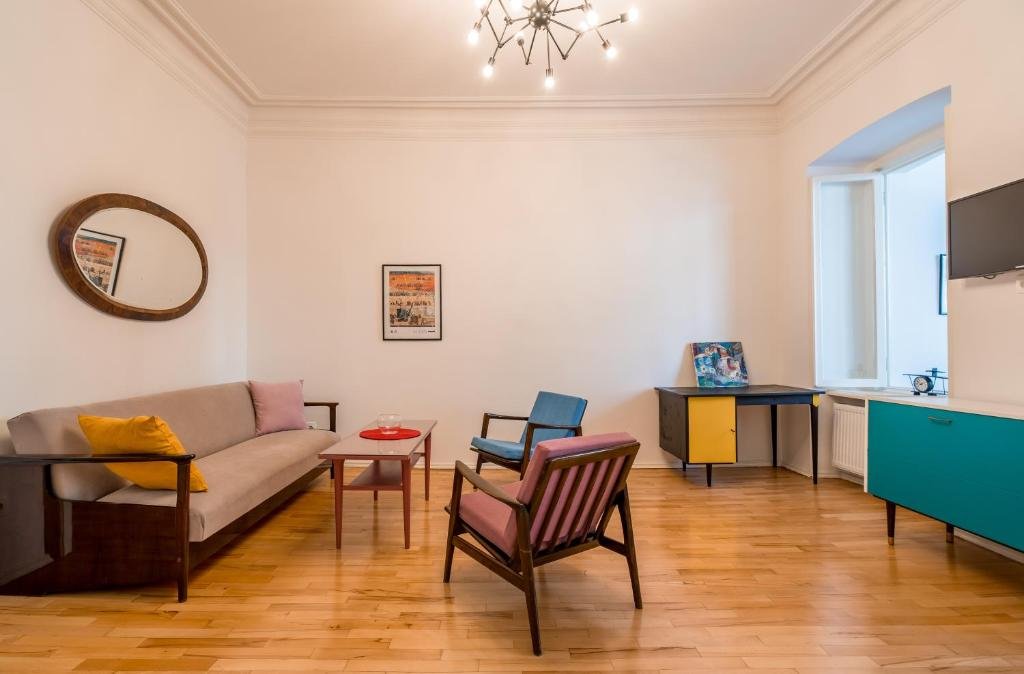 Тбилиси: Colorful Apartment In Old Tbilisi