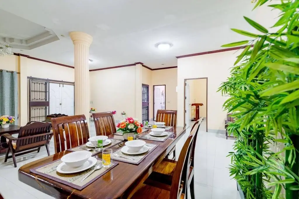 Пхонгпрасан: Bangsaphan Paradise Blue House 230 m. to the beach