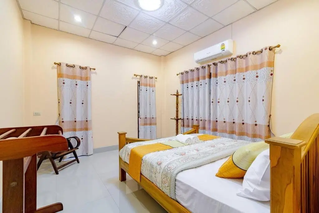 Пхонгпрасан: Bangsaphan Paradise Blue House 230 m. to the beach