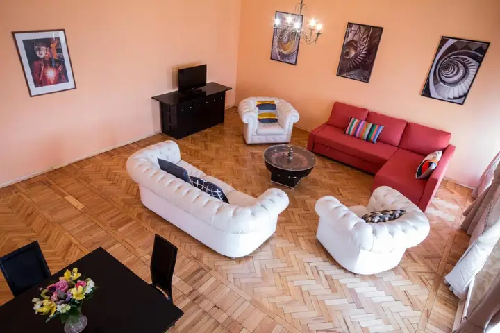 Санкт-Петербург: ул-Миллионная-15, самый центр СПб, метро "Невский проспект" или "Адмиралтейская", 200 метров до Дворцовой площади и Эрмитажа, ПОТРЯСАЮЩИЙ вид из окна на Неву и Петропавловскую крепость