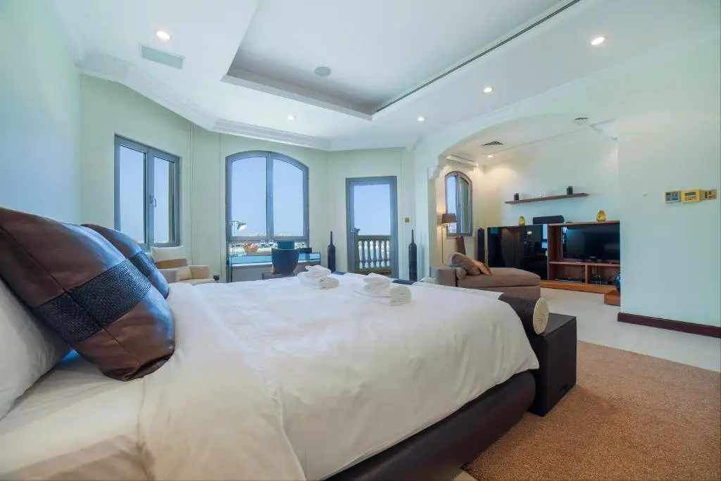 Дубай: Deluxe 4BR Palm Villa With Private Beach and Pool with Complimentary Golf