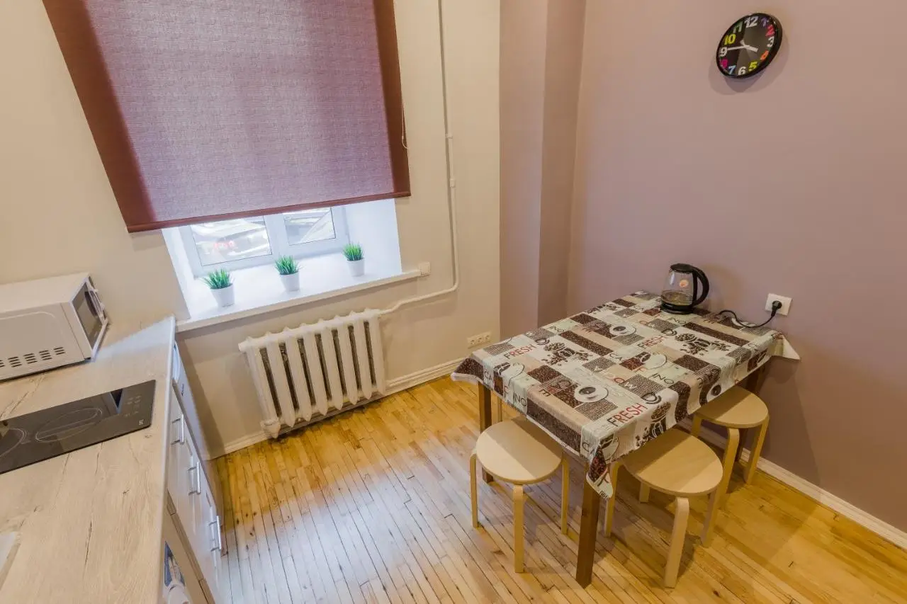 Санкт-Петербург: наб-реки-Мойки-32, самый центр СПб, метро "Невский проспект" или "Адмиралтейская", 200 метров до Казанского собора и Дворцовой площади, напротив "ДЛТ"