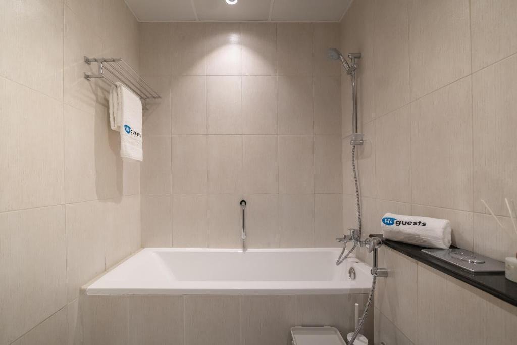 Дубай: HiGuests - Elegant Studio with Pool and Private Balcony