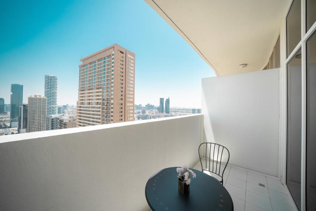 Дубай: HiGuests - Elegant Studio with Pool and Private Balcony