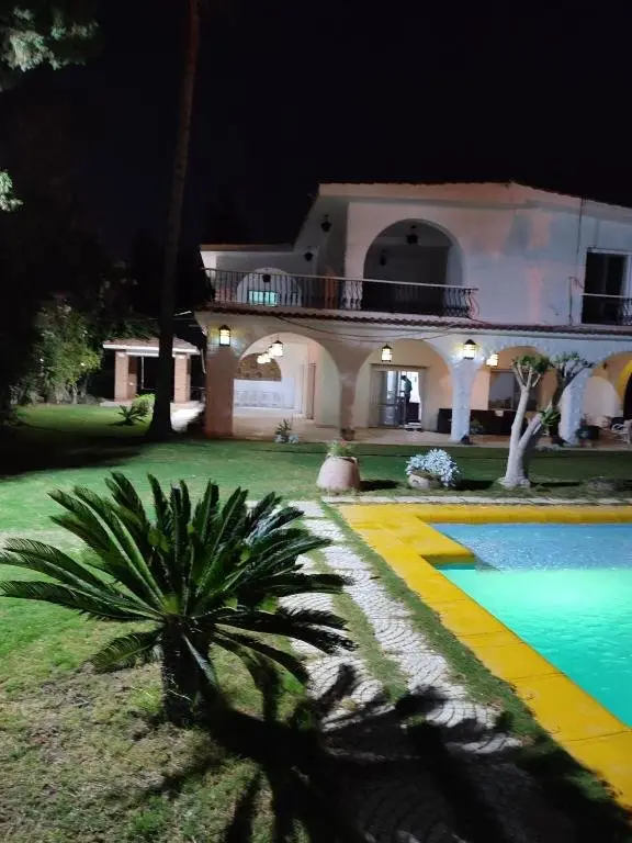 Lovely spacious five bedroom villa with a pool — фото 1