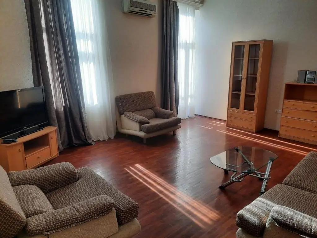 Баку: Twu-bedroom apartment on Nizami street