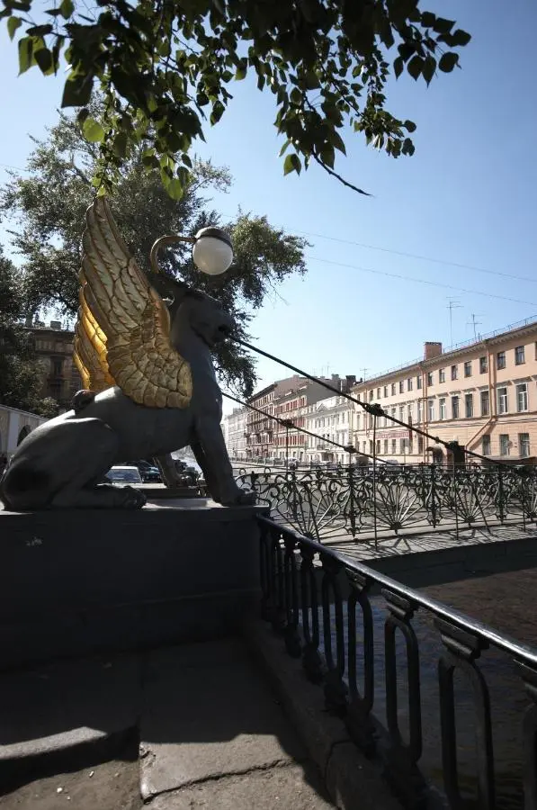 Санкт-Петербург: Грифон на набережной канала Грибоедова 37