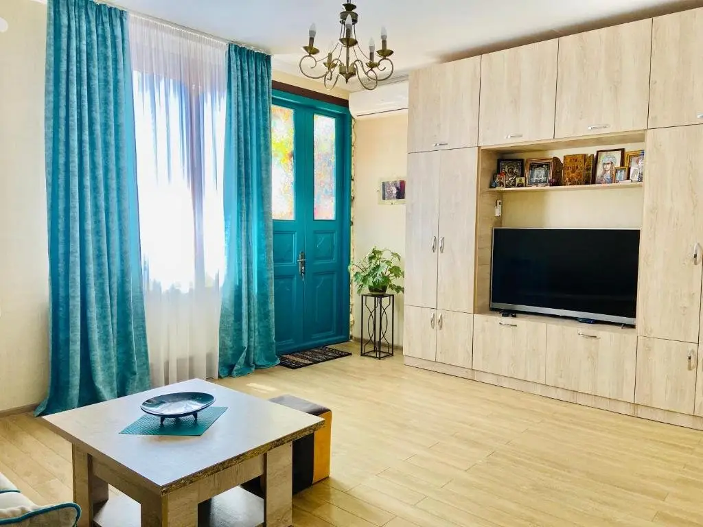 Тбилиси: Apartment With Yard In Old Tbilisi