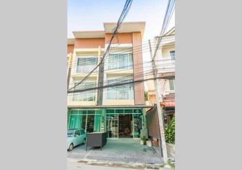 Чиангмай: 3Bedrooms White Design in heart of Nimman