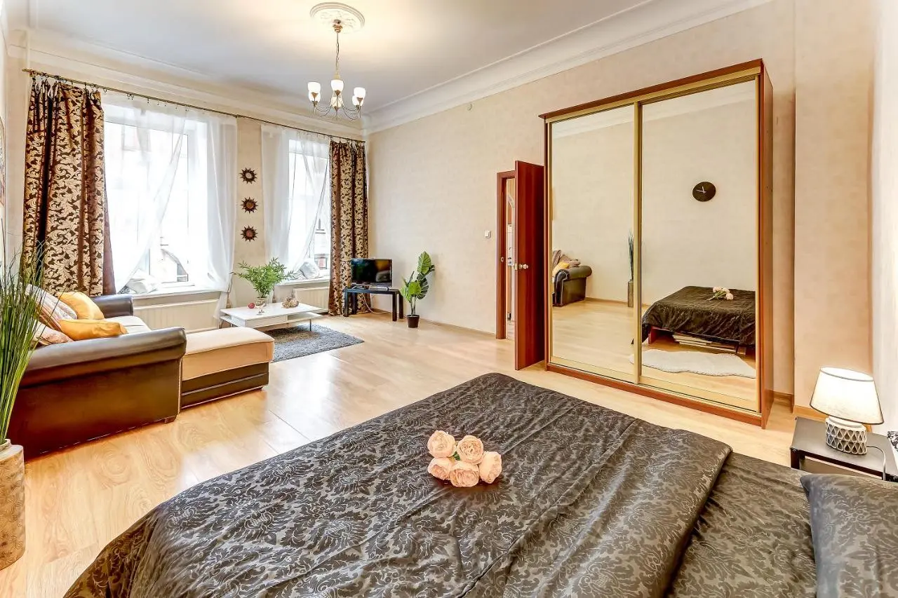 Санкт-Петербург: Excellent Apartment behind the Kazan Cathedral