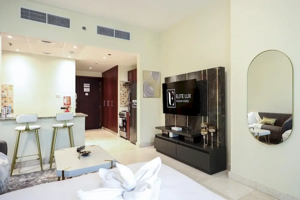 Дубай: Elite LUX Holiday Homes - Stylish Comfortable Studio in Business Bay Dubai, Dubai