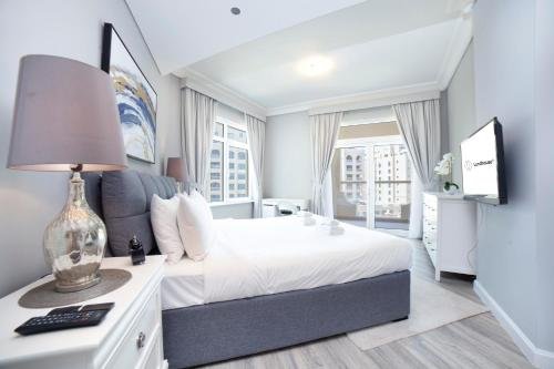 Дубай: 2BR ON PALM JUMEIRAH SHORELINE 20 - With Beach Access & a Complimentary Golf