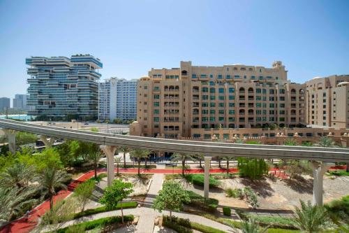 2BR ON PALM JUMEIRAH SHORELINE 20 - With Beach Access & a Complimentary Golf — фото 1