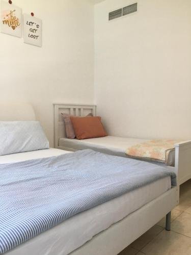 Дубай: The Dubai Holiday Home, spacious 2 Bedroom Apartment, podium landscape view