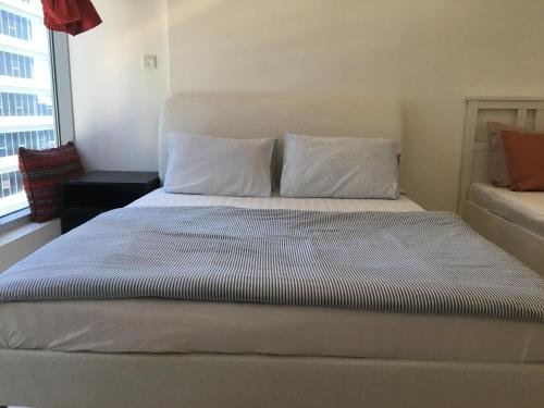 Дубай: The Dubai Holiday Home, spacious 2 Bedroom Apartment, podium landscape view
