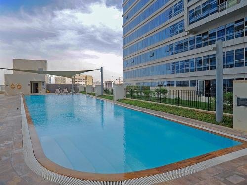 Дубай: The Dubai Holiday Home, spacious 2 Bedroom Apartment, podium landscape view