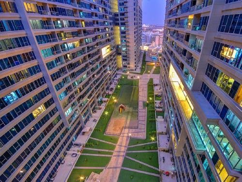 Дубай: The Dubai Holiday Home, spacious 2 Bedroom Apartment, podium landscape view
