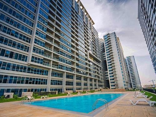 Дубай: The Dubai Holiday Home, spacious 2 Bedroom Apartment, podium landscape view
