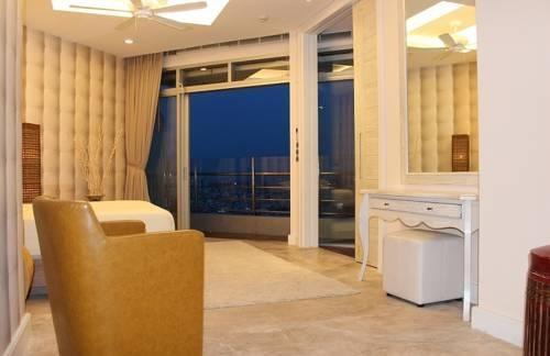 Бангкок: Two Bedroom Riverside Apartment