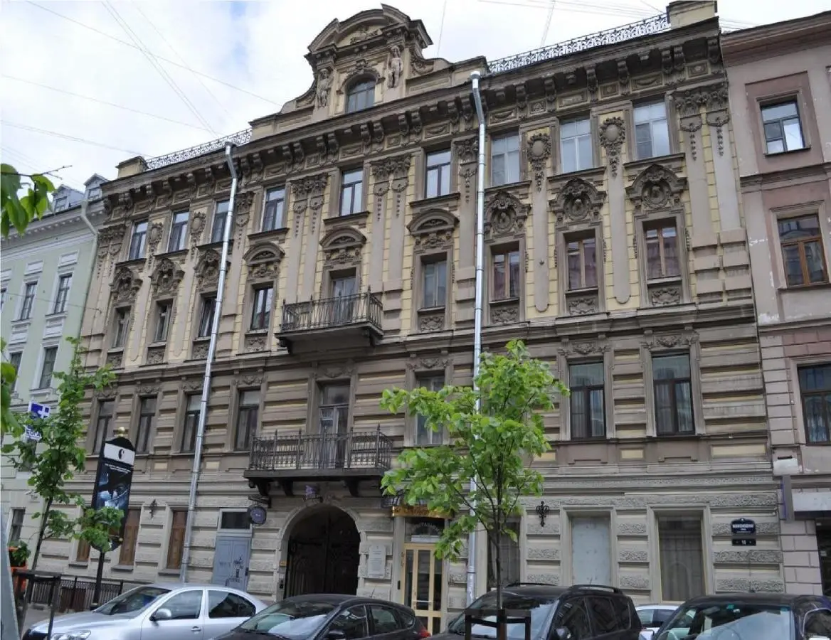 Санкт-Петербург: ул-Большая-Kонюшенная-10, самый центр СПб, метро "Невский проспект", 200 метров до Казанского собора, напротив "ДЛТ"