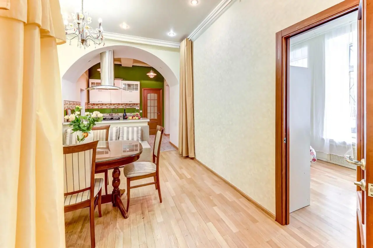 Sukhaparina: Enjoy St Isaak Square 3BR Apartment