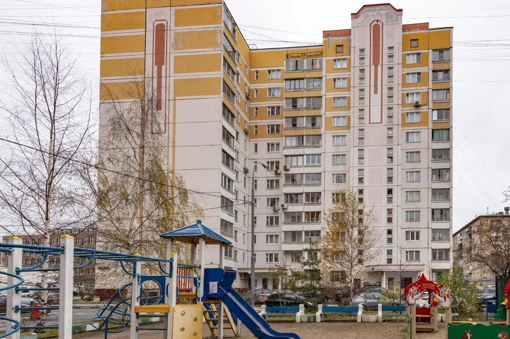 Москва: Дом у метро на улице Усиевича