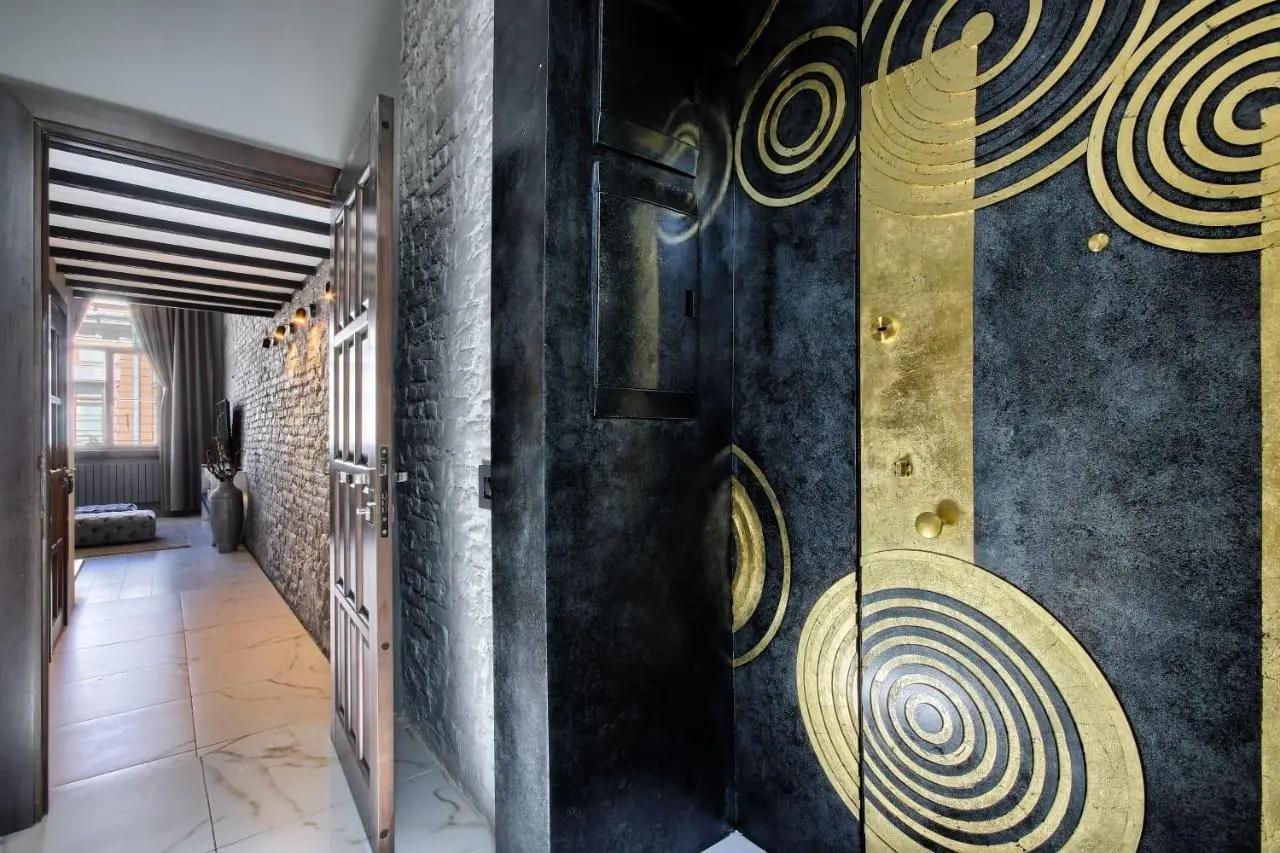 Sukhaparina: Loft hut