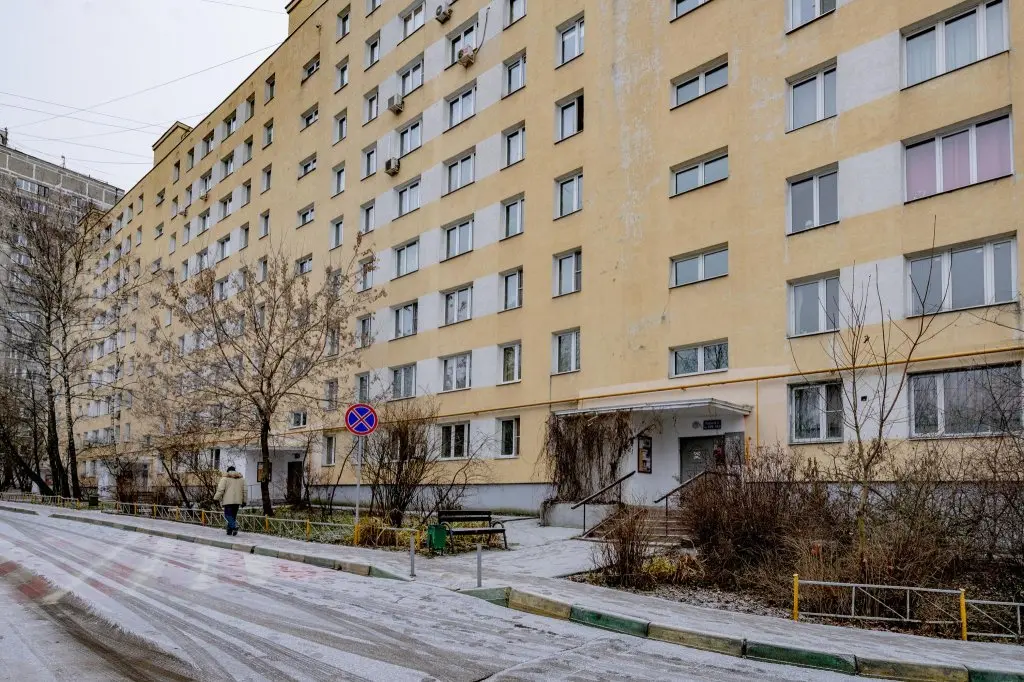 Москва: Дом у метро на улице Островитянова