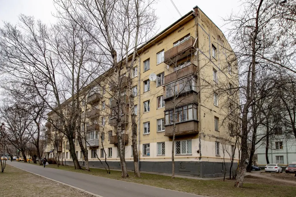 Москва: Дом у метро на улице Гарибальди