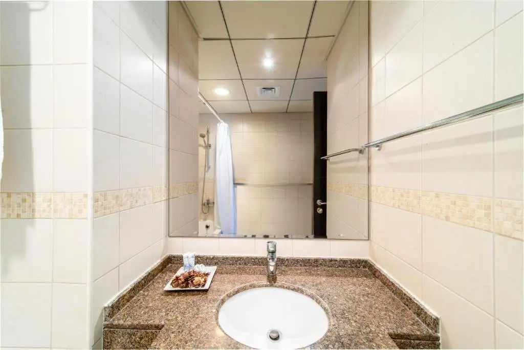 Дубай: Icon Casa Living - Bay Central Tower Marina View I