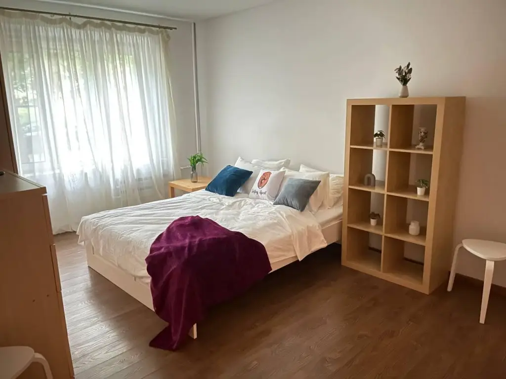 Москва: Tolstoy Apart (Толстой Апарт) на улице Островитянова