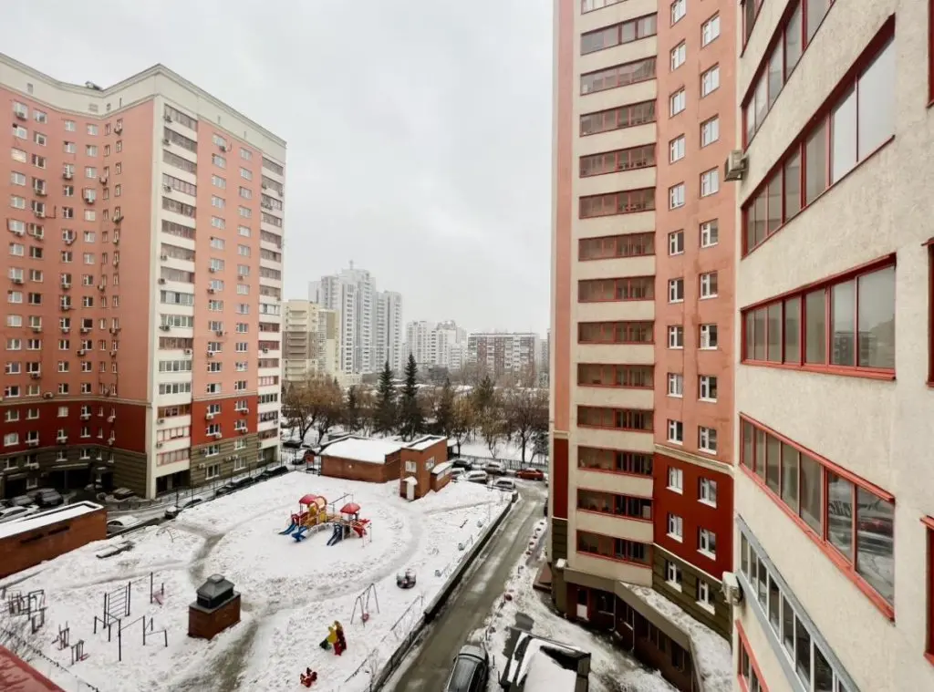 Новосибирск: Диван и чемодан на улице Орджоникидзе