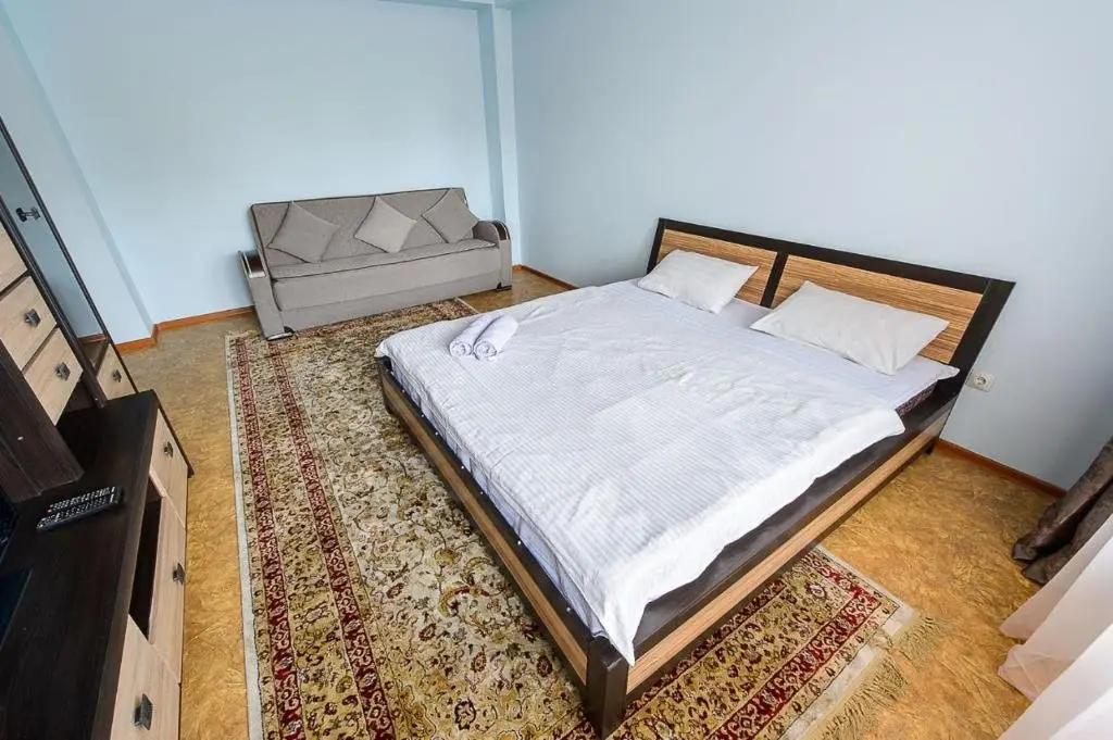 Алматы: Apartment оn Makatayeva 5 b