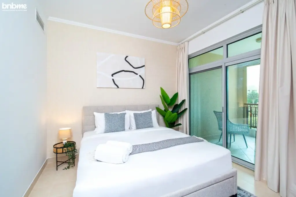 Дубай: Апартаменты bnbmehomes | 2 BR Stunning Lake Views in Greens-205