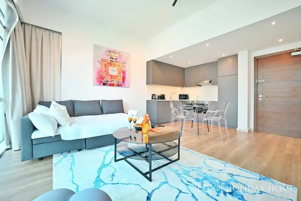 Дубай: Lux  Bay Square Burj Khalifa View Suite