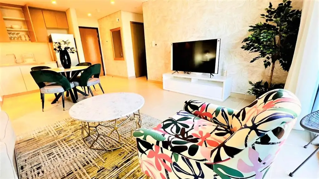 Дубай: Stunning apartment beach front with balcony Dubai Marina