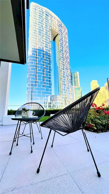 Дубай: Stunning apartment beach front with balcony Dubai Marina