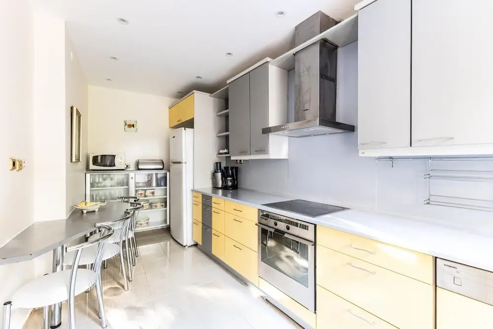 Стамбул: Chic Spacious Flat w Balcony 5 min to Moda Coast