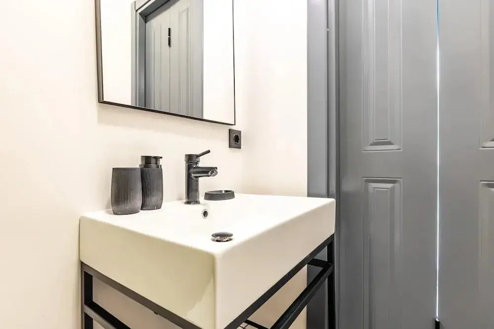 Стамбул: Chic Flat w French Balcony 10 min to Galata Tower