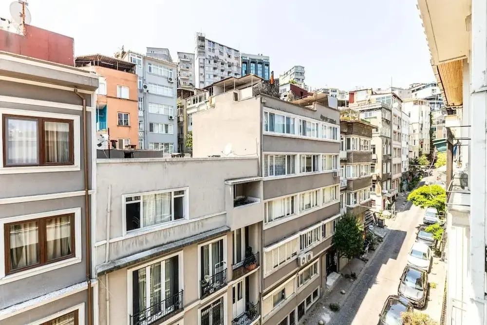 Стамбул: Chic Flat w French Balcony 10 min to Galata Tower