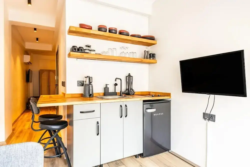Стамбул: Chic Flat w French Balcony 10 min to Galata Tower