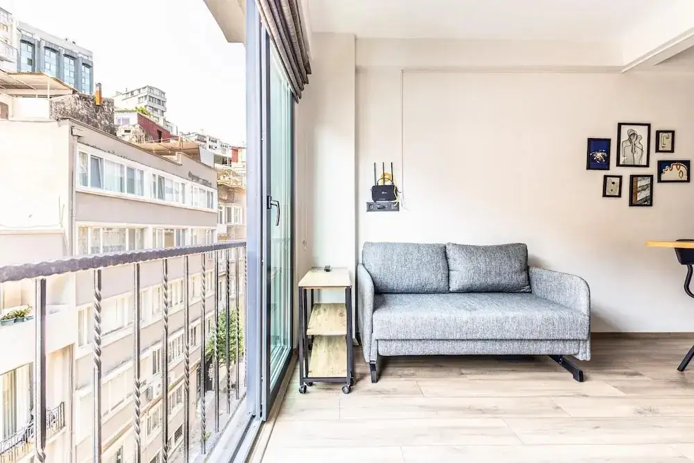 Стамбул: Chic Flat w French Balcony 10 min to Galata Tower