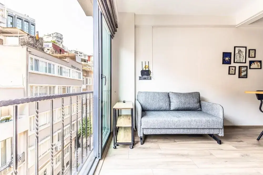 Стамбул: Chic Flat w French Balcony 10 min to Galata Tower