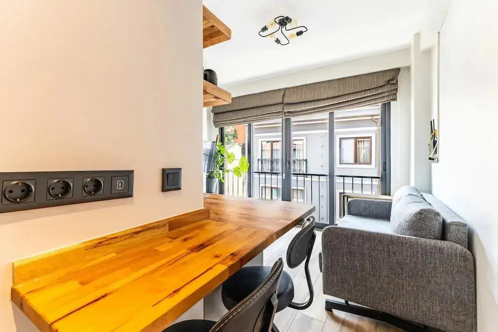 Стамбул: Chic Flat w French Balcony 10 min to Galata Tower