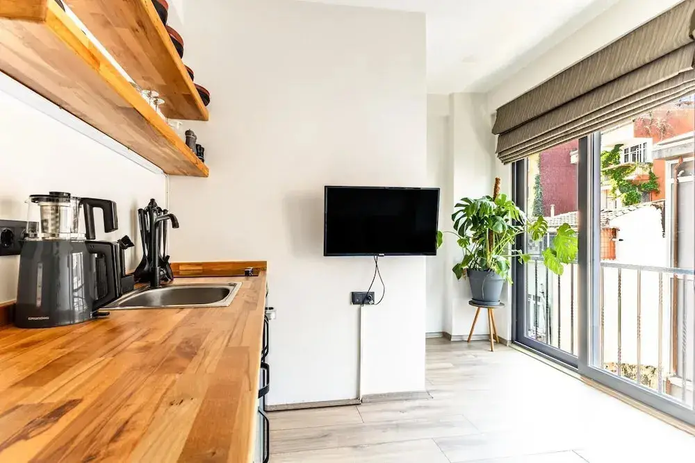 Стамбул: Chic Flat w French Balcony 10 min to Galata Tower