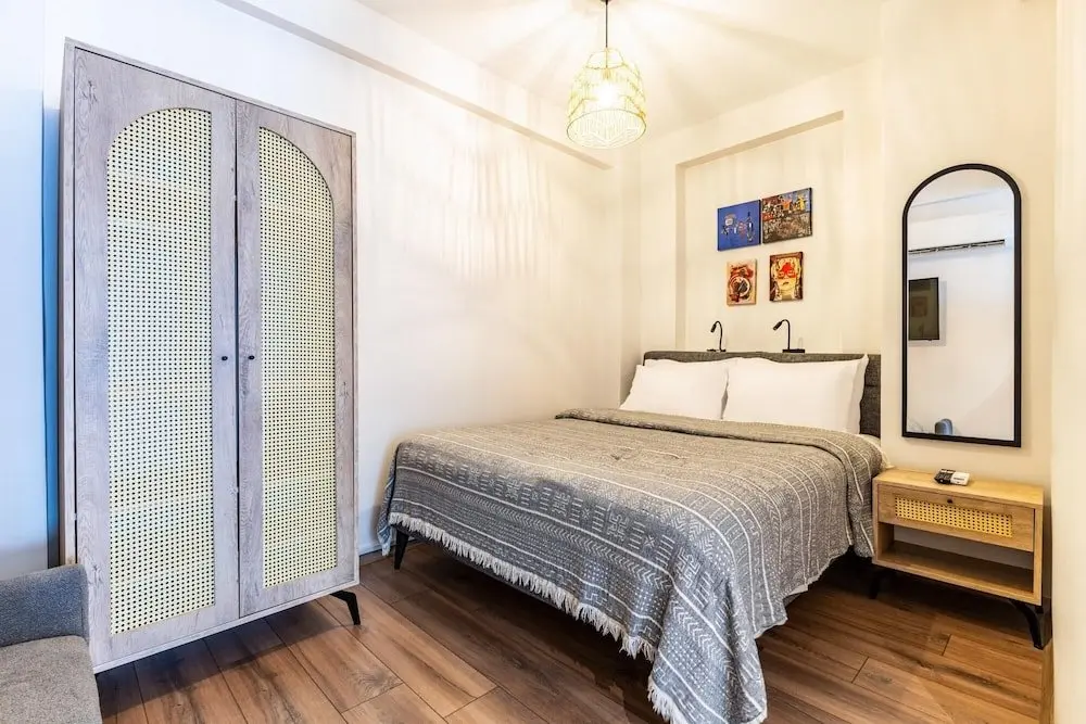 Стамбул: Chic Flat w French Balcony 10 min to Galata Tower