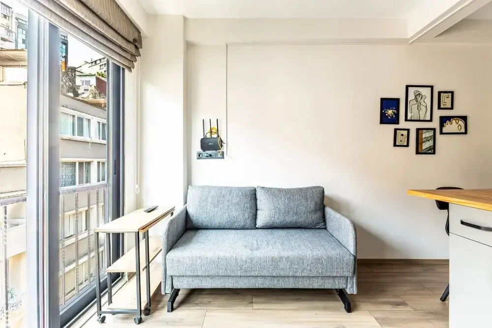Стамбул: Chic Flat w French Balcony 10 min to Galata Tower