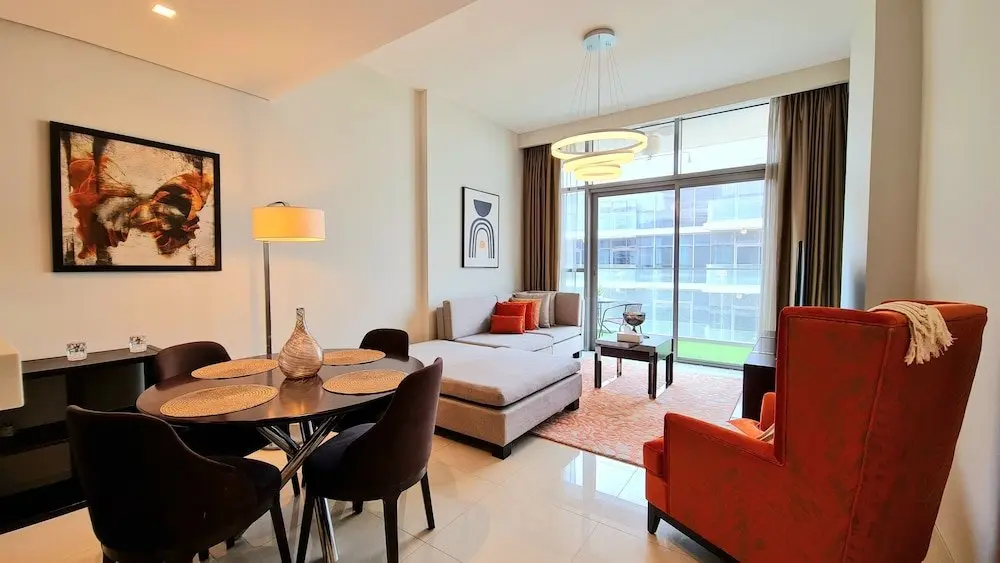 Дубай: Marco Polo - Exquisite Apt amidst Golf Courses with Gym & Pool