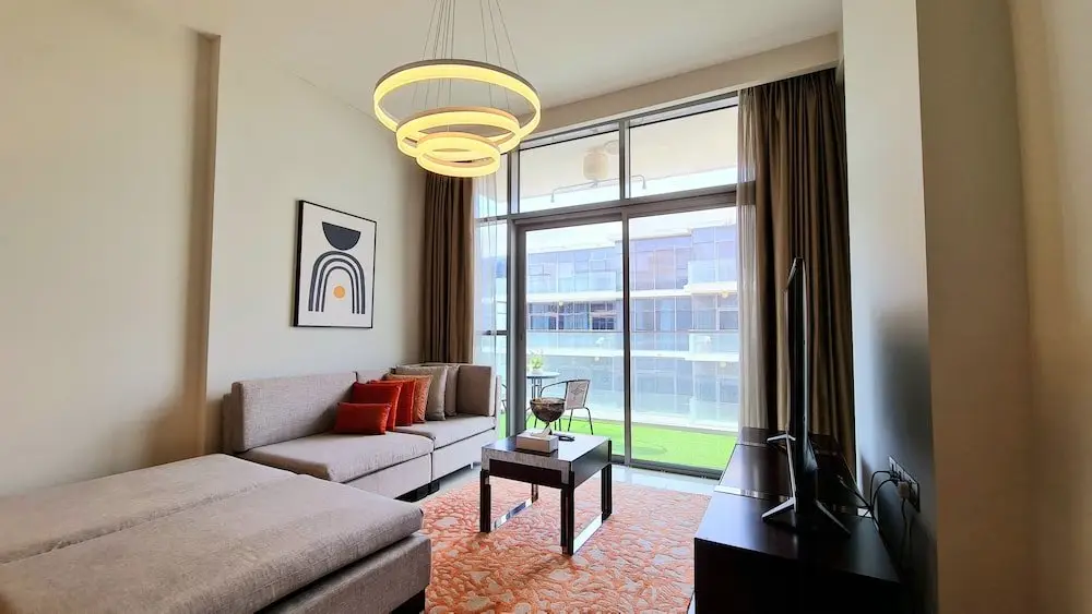Дубай: Marco Polo - Exquisite Apt amidst Golf Courses with Gym & Pool